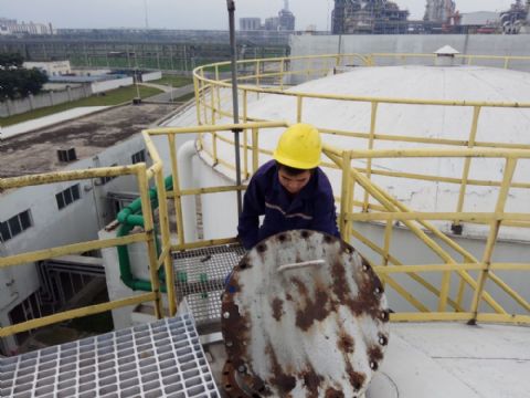 點(diǎn)擊查看詳細(xì)信息<br>標(biāo)題：某石化工作人員正在加藥 閱讀次數(shù)：2024